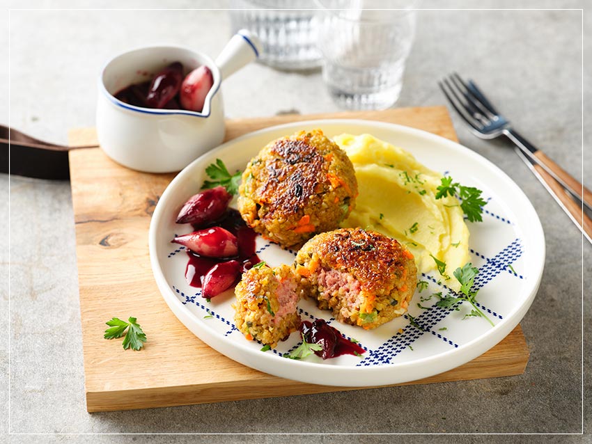 Rezept Zwiebelwurst-Grünkernbratlinge mit Kartoffelpüree und Rotweinschalotten – Cornelius Wurtswaren