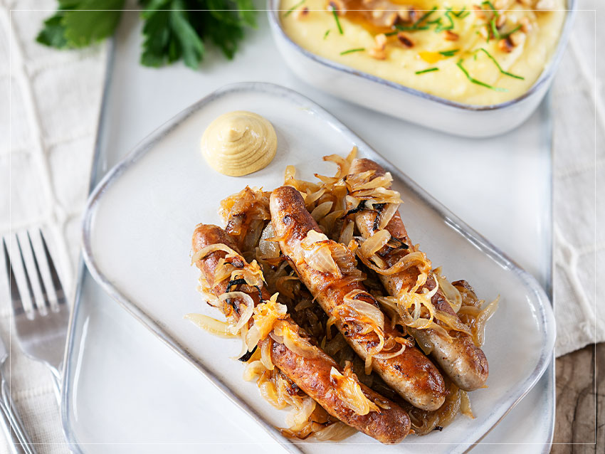 Pfälzer Bratwurst mit Kartoffelpüree und karamellisierten Zwiebeln 